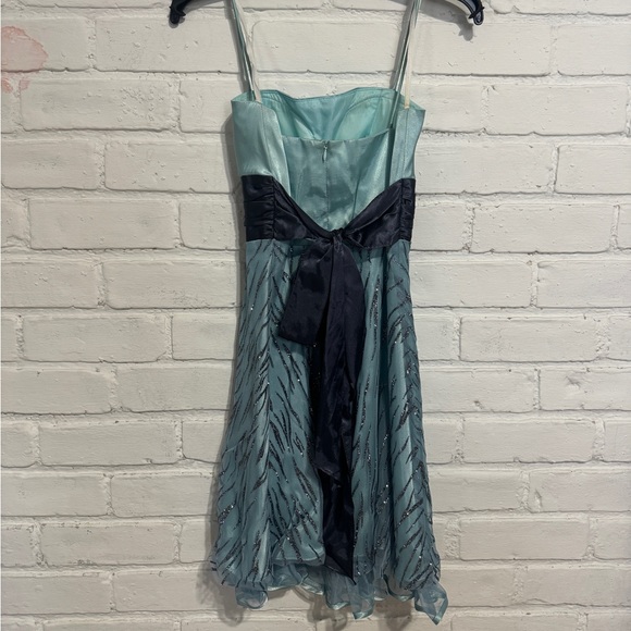 JUNIORS PROM DRESS - Picture 10 of 11